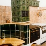 Küchenherdanlage mit keramischer Nachheizfläche (Rückwand der Bank)